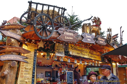 Dresden Striezelmarkt drinks stand